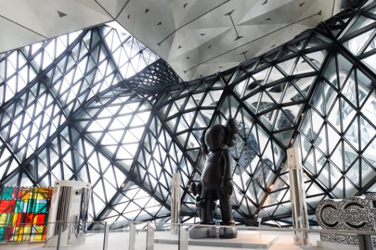 모르페우스 호텔에 있는 카우스의 작품.