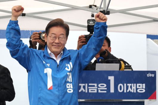 이재명 더불어민주당 대선 후보가 16일 오후 전북특별자치도 전주시 와산구 청연루에서 K-컬처 ‘전통의 소리를 잇다-청년 국악인과의 간담회‘에 참석해 발언하고 있다. 왼쪽부터 안귀령 더불어민주당 대변인, 이 후보, 황인유 수원대 국악과 객원교수, 김미성 가야금병창 이수자, 배재현 (사)수제천보존회 피리연주단원, 김한샘 판소리고법 이수자. 김성룡 기자