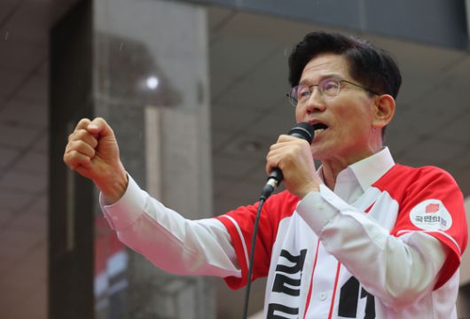 김문수 국민의힘 대선후보가 16일 충남 천안시 신세계백화점 앞에서 열린 유세에서 시민들에게 큰절을 하고 있다. 천안=연합뉴스