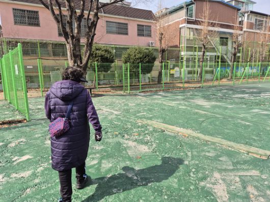 지난 3월 서울화양초 운동장에서 김성자(80)씨가 무릎 재활을 위해 걷고 있는 모습. 지난 2023년 학생 수 감소로 폐교한 광진구 서울화양초는 주차장 및 운동공간으로 활용 중이다. 오소영 기자