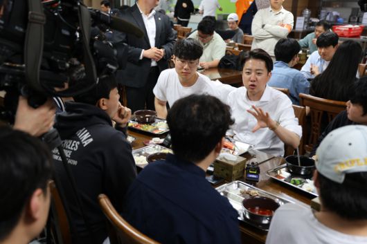 16일 이준석 개혁신당 대통령 후보가 단국대 천안캠퍼스 학생 식당에서 학생들과 학식을 먹으며 대화하고 있다. 뉴시스