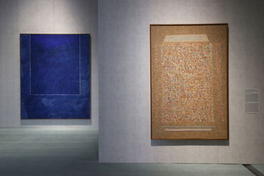 국립현대미술관 서울관에서 열리고 있는 소장품 상설전 '한국 현대미술 하이라이트' 첫머리에 걸린 김환기의 '산울림'과 이성자의 '천년의 고가'(오른쪽). 연합뉴스