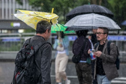 16일 오후 5시 기준 기상청 기상레이더 영상. 남부 대부분 지역에 비가 내리는 가운데 수도권 등 중부에 좁은 띠 형태의 강수대가 형성됐다. 기상청 제공