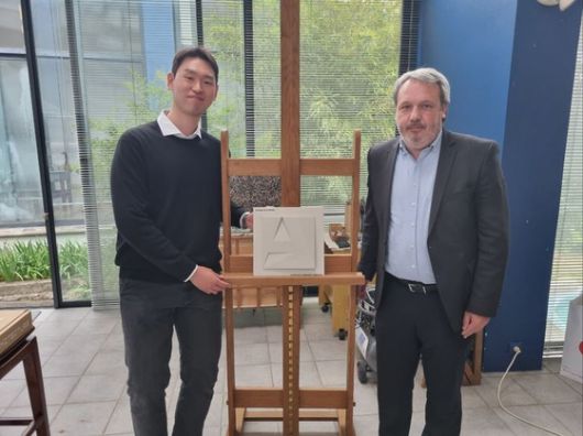 이성자 화백의 손자 신평재(왼쪽)씨가 에브 루아 프랑스 문화부 건축·유산 담당관으로부터 '주목할만한 현대 건축물' 지정 기념패를 전달받았다. 사진 이성자기념사업회