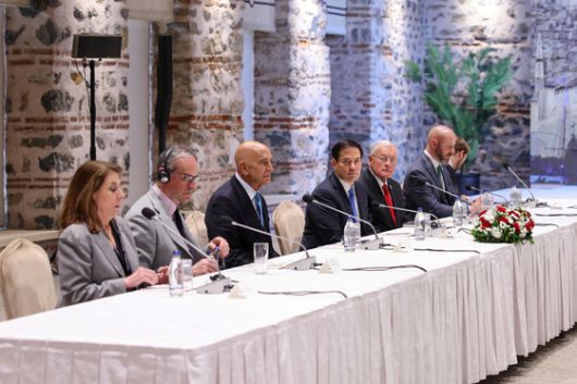 16일 튀르키예 이스탄불에서 톰 배럭 주튀르키예 미국 대사, 마코 루비오 미국 국무장관, 키스 켈로그 미국 특사가 미국, 우크라이나, 튀르키예 간 3자 회담에 참석하고 있다. 로이터=연합뉴스