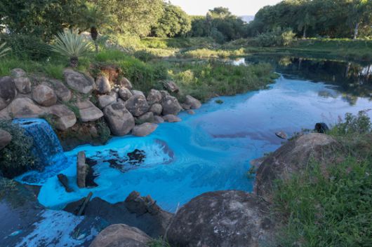 염료 유입으로 파랗게 변한 브라질의 한 하천. EPA=연합뉴스