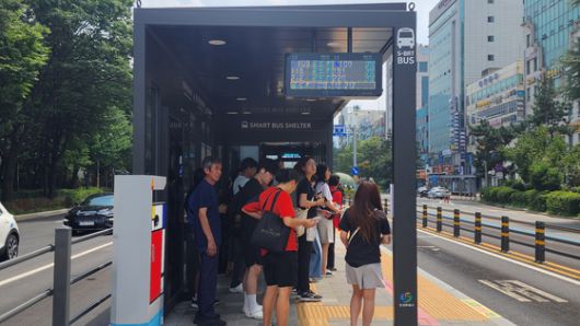 지난해 5월 전국 최초로 경남 창원에 설치된 S-BRT(고급형 간선급행버스체계) 구간 버스 정류장에서 시민들이 시내버스를 기다리고 있다. 사진 창원시