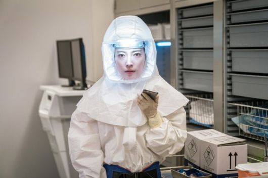 2019년 SBS '의사 요한'에서 배우 이세영이 보호복을 입고 니파바이러스 감염증 의심 환자를 진료하는 장면이 그려졌다. 사진 SBS