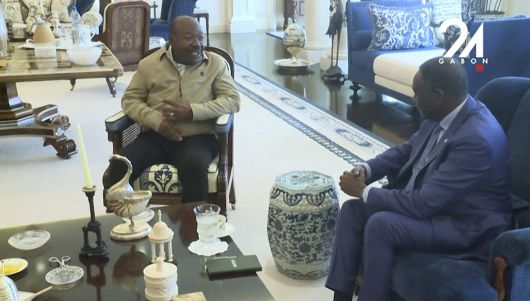 지난 2023년 9월 6일(현지시간) 퇴임한 가봉 대통령 알리 봉고 온딤바(왼쪽)가 리브르빌 관저에서 유엔 중앙아프리카 사무소장 압두 아바리과 대화를 나누고 있다. AFP=연합뉴스