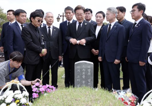 이 후보가 17일 광주 서구 김대중컨벤션센터 광장에서 열린 집중유세에서 국민의힘 탈당 후 개혁신당 정책위의장을 맡았던 김용남 전 의원과 포옹하고 있다. 뉴시스