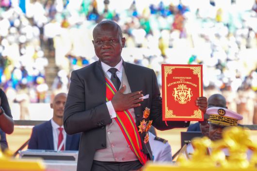 브리스 올리귀 응게마 가봉 대통령이 지난 3일(현지시간) 가봉의 수도 리브르빌에서 열린 취임식에서 선서를 하고 있다. 신화=연합뉴스