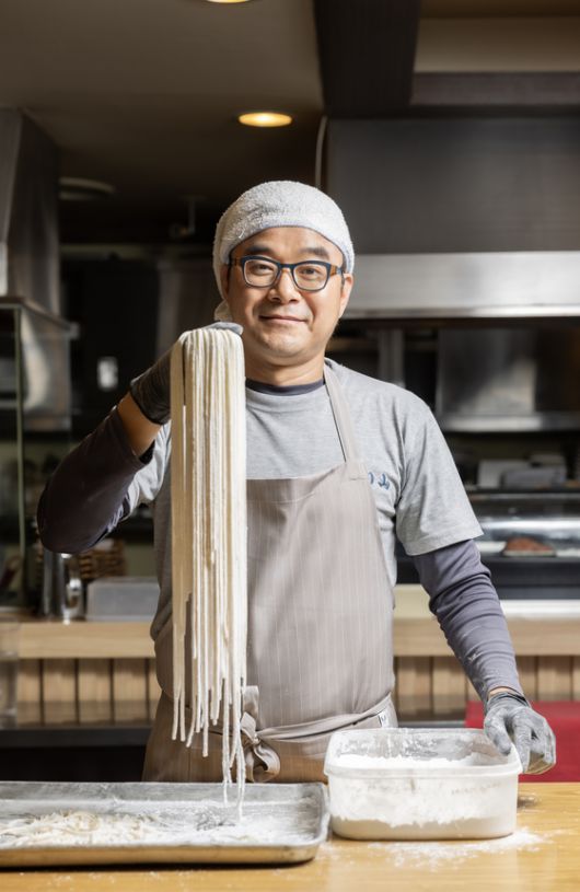 폼나는 외교관에서 자가제면 우동집 ‘기리야마’를 차리고 15년째 묵묵히 반죽과 씨름 중인 신상목 대표. 최기웅 기자