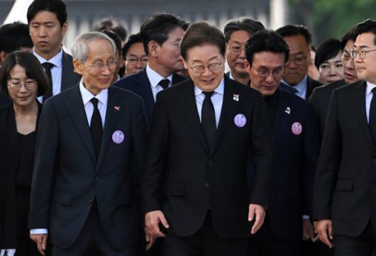 더불어민주당 이재명, 개혁신당 이준석, 민주노동당 권영국 대선 후보 등이 18일 광주광역시 북구 국립 5·18민주묘지에서 열린 5·18민주화운동 45주년 기념식에서 '임을 위한 행진곡'을 제창하고 있다. 연합뉴스