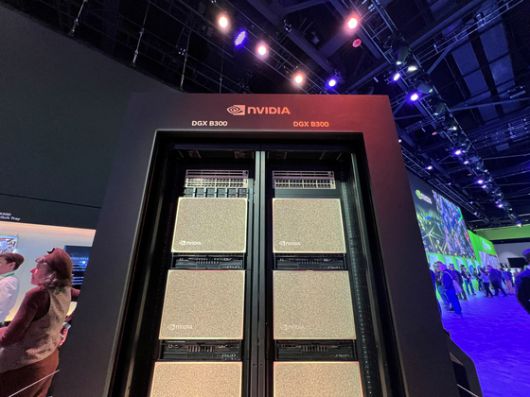 지난 3월 19일(현지시간) 미국 캘리포니아주 새너제이에서 열린 엔비디아 GTC 개발자 콘퍼런스에 전시된 최신 인공지능(AI) 칩이 탑재된 데이터센터 서버 및 부품. 로이터=연합뉴스