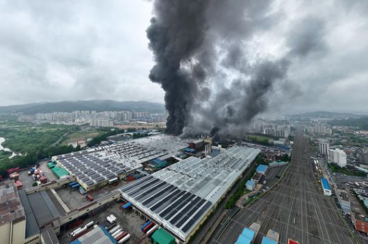 17일 오전 발생한 광주 광산구 금호타이어 광주공장 화재 모습. 뉴스1