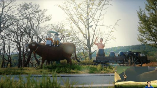 자루가 긴 도끼를 들고, 상의를 벗은 채 옹기 속에 몸을 욱여넣은 한 남자. 진지한 표정으로 웅장한 음악에 맞춰 화면에 등장하는 이 장면은 예상 밖의 웃음을 자아낸다. 옹기 속 주인공은 개그맨도 배우도 아니다. 울산시 울주군청 행정 7급 정확석(40) 주무관이다. 사진 울주군