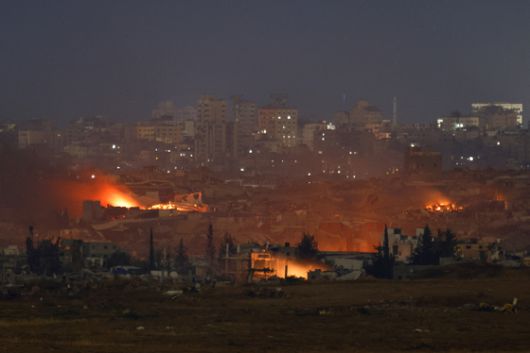 2025년 5월 17일 이스라엘-가자 국경의 이스라엘 쪽에서 본 가자 북쪽에서 화염이 솟아오르고 있다. 로이터=연합뉴스