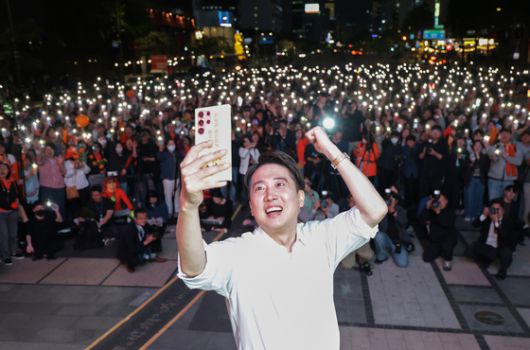 이준석 개혁신당 대통령 후보가 공식 선거운동이 시작된 지난 12일 서울 중구 청계광장에서 가진 서울 첫 집중유세에서 유세차량에 올라 셀카를 찍고 있다.뉴스1