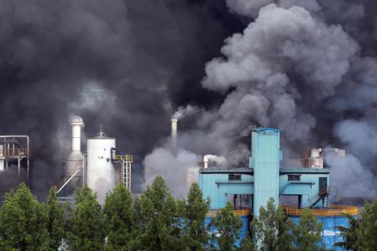 지난 17일 오전 7시 11분 광주 광산구 소촌동 금호타이어 광장공장에서 화재가 발생해 소방당국이 진화 작업을 하고 있다. 뉴스1