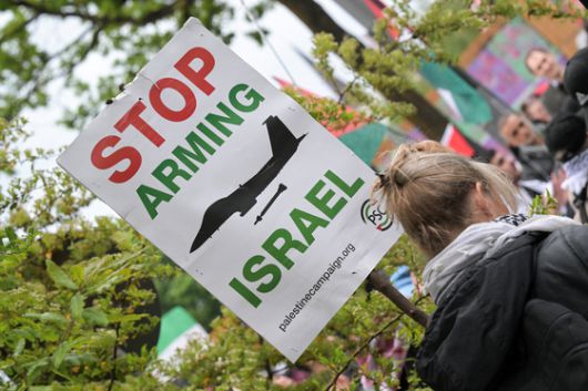 2025년 5월 17일 독일 함부르크에서 진행 중인 이스라엘 반대 시위 중 친팔레스타인 시위대가 팻말을 들고 있다. 로이터=연합뉴스