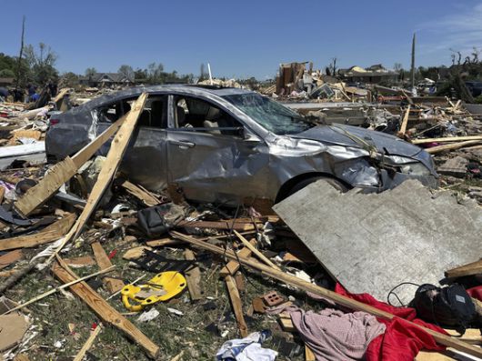 17일(현지시간) 켄터키주 런던에서 폭풍으로 가옥과 차량이 파괴돼있다. AP=연합뉴스