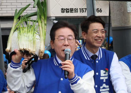 이재명 더불어민주당 대통령 후보가 16일 오후 군산시 구시청광장에서 시민들에게 지지를 호소하고 있다. 뉴스1