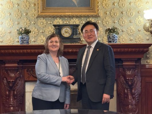 지난 15일 린 파커 백악관 과학기술정책실(OSTP) 부실장을 만난 유상임 과기정통부 장관. 사진 과기정통부