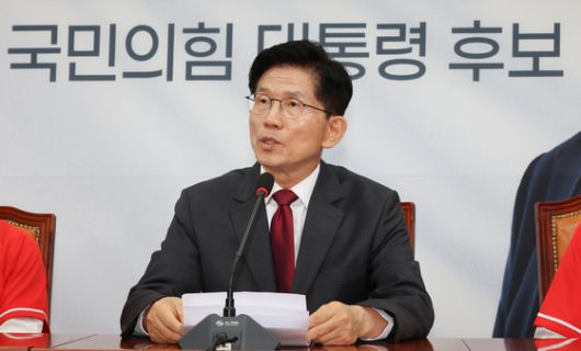 국민의힘 김문수 대선 후보가 15일 서울 여의도 국회에서 열린 중앙선거대책위원회 회의를 마친 후 긴급 기자회견을 하고 있다. 연합뉴스