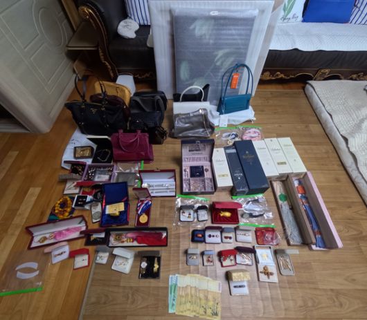 고액체납자 가택 수색서 압류한 물품들. 연합뉴스