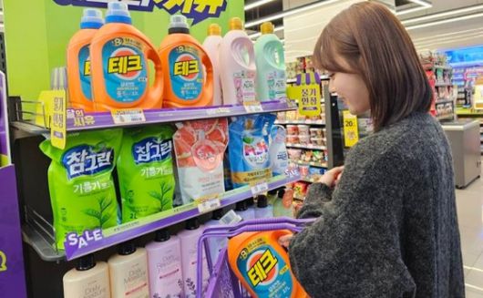 편의점 CU에서 고객이 대용량 세제를 구매하고 있다. 사진 BGF리테일