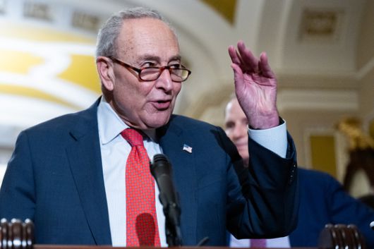 13일(현지시간) 척 슈머 미국 민주당 상원 원내대표가 국회의사당에서 열린 기자회견에서 질문에 답하고 있다. UPI=연합뉴스