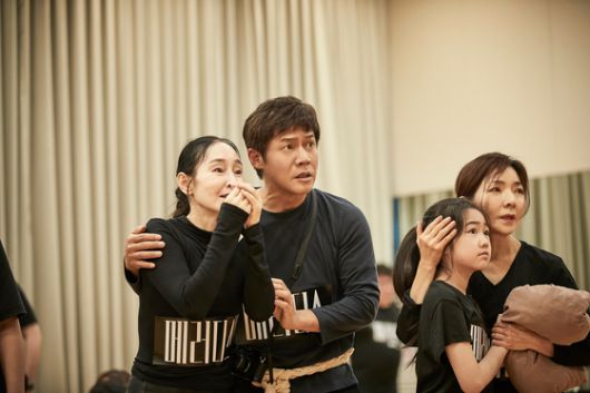 오페라 '메러디스'에서 첫 오페라 연기에 도전하는 박호산(왼쪽 두번째)의 연습 장면. '시네마틱 오페라'를 표방하는 '메러디스'에서 박호산은 다른 오페라에서는 보기 힘든 역할을 한다. 사진 오픈 씨어터