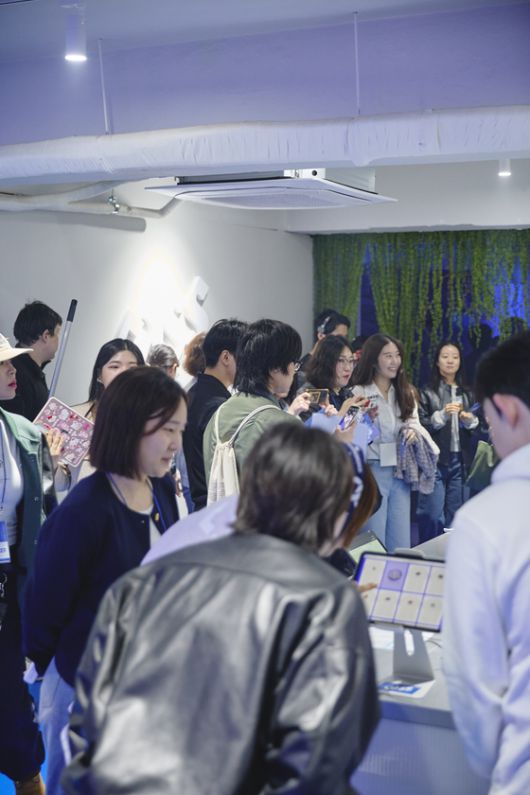 카스월드 팝업 현장. 리브랜딩 디자인 모티브를 시각화한 라이프스타일 굿즈 등을 통해 브랜드 리뉴얼을 오롯이 체험할 수 있는 공간으로 선보이며 긍정적인 반응을 얻었다. 오비맥주