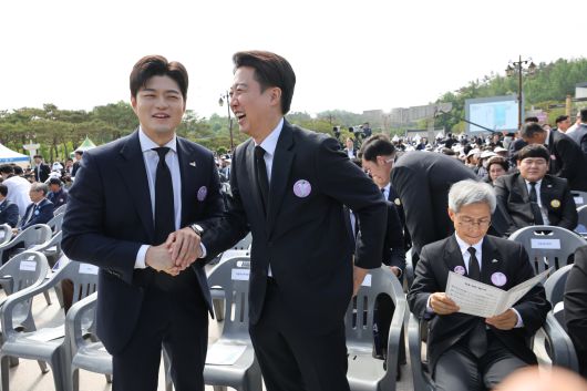 이준석 개혁신당 대선 후보(오른쪽)가 김용태 국민의힘 비상대책위원장과 인사하고 있다. 대통령실사진기자단