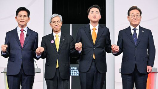 김문수 국민의힘 대선후보(오른쪽)가 18일 서울 마포구 SBS프리즘타워에서 열린 중앙선거방송토론위원회 주관 제21대 대통령선거 후보자토론회에 참석하고 있다. 왼쪽은 이재명 더불어민주당 대선후보. 국회사진기자단