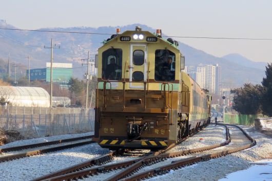 교외선에선 디젤기관차에 객차를 연결해서 운행 중이다. 중앙일보