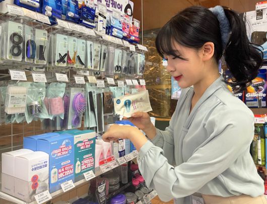 편의점 GS25는 지난 2월 3000원짜리 소용량 더마 화장품을 출시했다. 사진 GS리테일