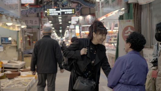 다큐멘터리 '케이 넘버'의 한 장면. 어릴 때 미국에 입양된 미오카 밀러(김미옥) 등 해외 입양인들의 뿌리 찾기를 그렸다.  사진 마노엔터테인먼트