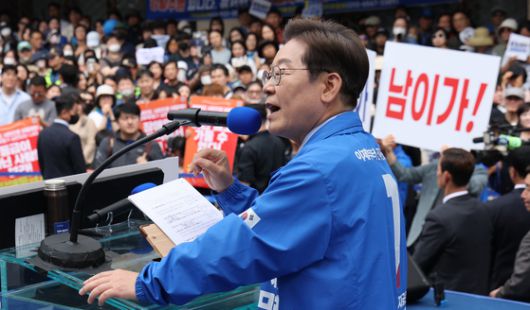 더불어민주당 이재명 대선후보가 13일 대구 동성로에서 열린 ‘대구 집중유세’에서 연설하고 있다. 김성룡 기자.