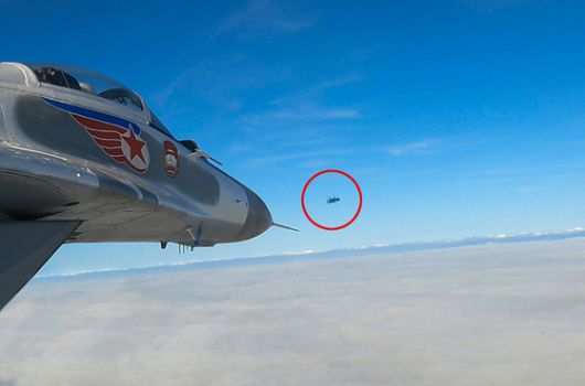 노동신문은 17일 김정은이 "5월 15일 조선인민군 근위 제1공군사단 관하 비행연대를 방문해 공군비행대들의 반항공전투 및 공습훈련을 지도했다″고 보도했다. 사진은 북한군 미그(Mig)-29 전투기가 '북한판 우란' 미사일로 추정되는 공중 표적을 추적하는 모습. 뉴스1