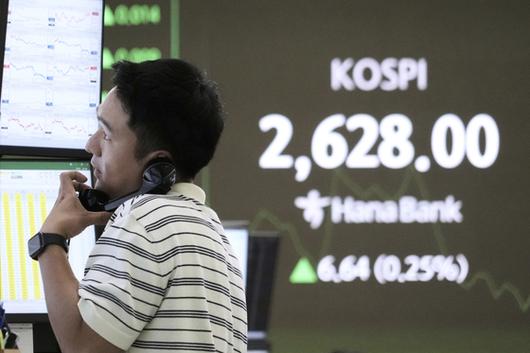 서울 중구 하나은행 본점 딜링룸에서 딜러들이 업무를 수행하고 있다. AP=연합뉴스