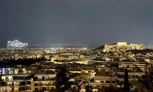 자페이온 홀 상공에서 펼쳐진 아디다스 드론쇼. 오른쪽이 아크로폴리스. 그리스 일간지 카티메리니 홈페이지 캡처=연합뉴스