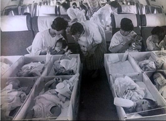 다큐멘터리 '케이 넘버'의 한 장면. 1970~80년대 정부의 지원 하에 입양 기관들이 갈 곳 없는 아이들을 대거 해외로 입양 보냈다. 사진 마노엔터테인먼트