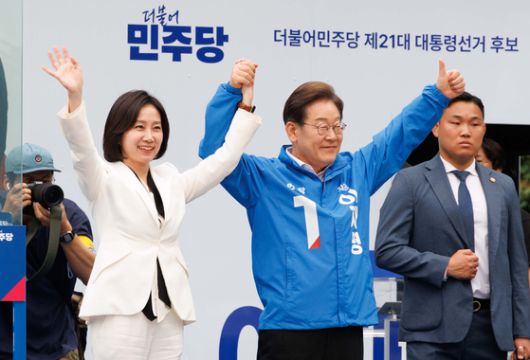 19일 서울 영등포구 타임스퀘어 광장에서 열린 이재명 더불어민주당 대선 후보의 선거유세 시작 전 경호원들이 방탄유리를 설치하고 있다. 전민규 기자