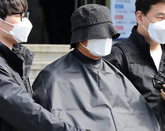 '음주 뺑소니' 혐의를 받는 트로트 가수 김호중이 지난해 5월 오후 서울 강남경찰서에서 조사를 마친 뒤 차량으로 이동하며 취재진 질문을 받고 있다. 연합뉴스