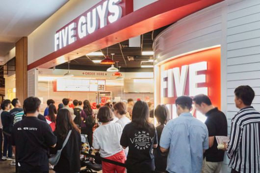 지난 9일 경기도 판교 파이브가이즈 5호점 개점 직후 고객들이 매장 앞에 줄을 서 있다. 사진 에프지코리아