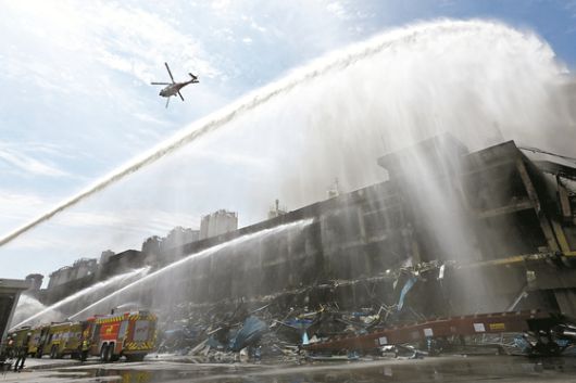 지난 18일 오전 광주 광산구 소촌동 금호타이어 광주공장 화재 현장에서 소방 당국이 이틀째 진화 작업을 벌이고 있다. 당국은 이날 일몰 전까지 95% 상당 진화가 이뤄질 것으로 내다보고 있다. 뉴시스