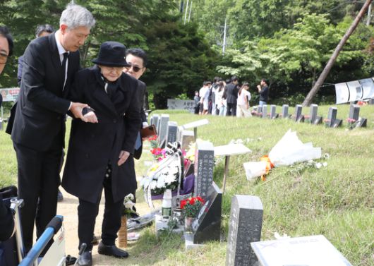 노태우 전 대통령의 부인 김옥숙 여사가 19일 광주 북구 망월동 민족민주열사묘역(구묘역)에 참배하고 있다. 뉴스1