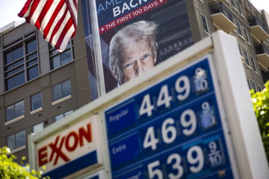 지난 16일(현지시간) 워싱턴 DC의 헤리티지 재단에 걸린 도널드 트럼프 미국 대통령의 현수막 옆에 있는 한 주유소에 걸린 유가 간판. 트럼프 대통령은 자신이 집권한 이후 많은 주에서 유가가 갤런당 2달러 아래로 떨어졌다고 주장하고 있다. EPA=연합뉴스