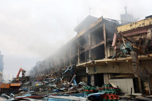 금호타이어 광주공장 화재 발생 사흘째인 19일 광주 광산구 금호타이어 2공장 화재 현장에서 소방당국이 중장비를 동원해 잔해 제거작업하고 있다. 연합뉴스